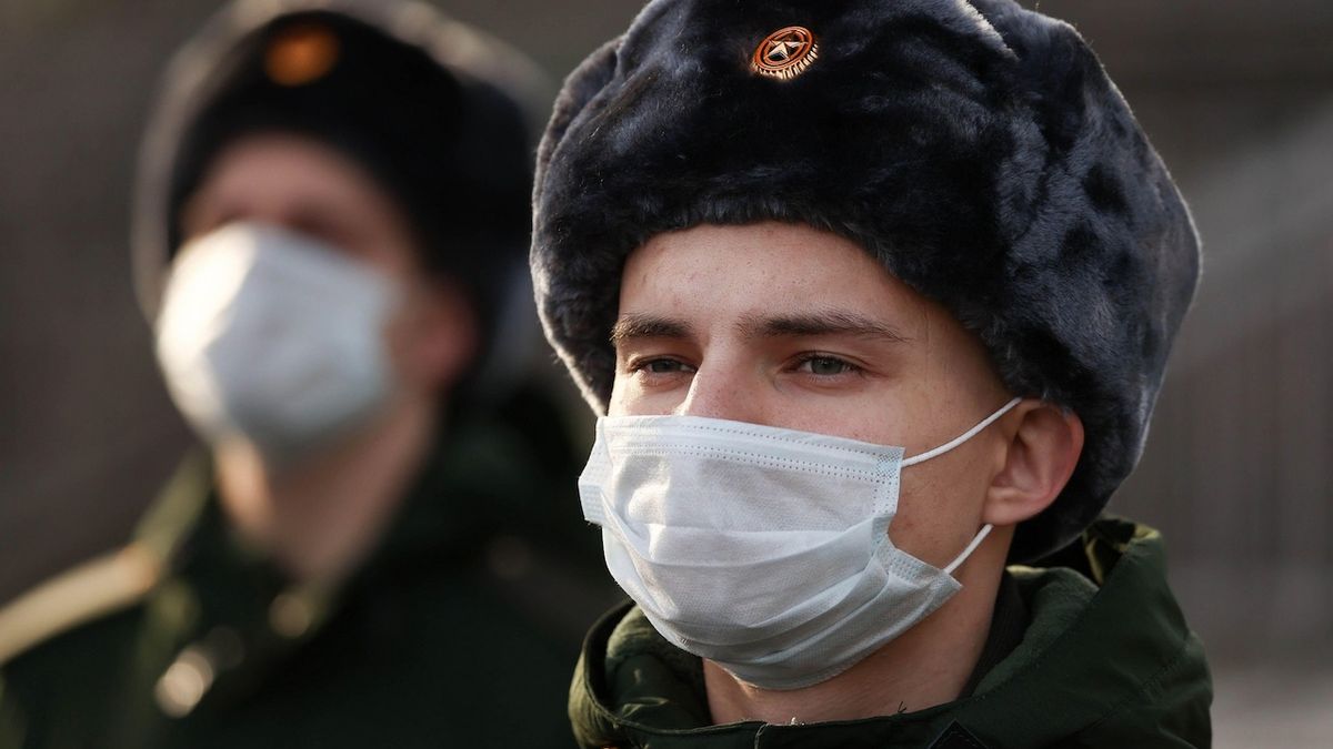 Ruští vojáci nepředstavují pro nikoho nebezpečí, dušuje se Kreml